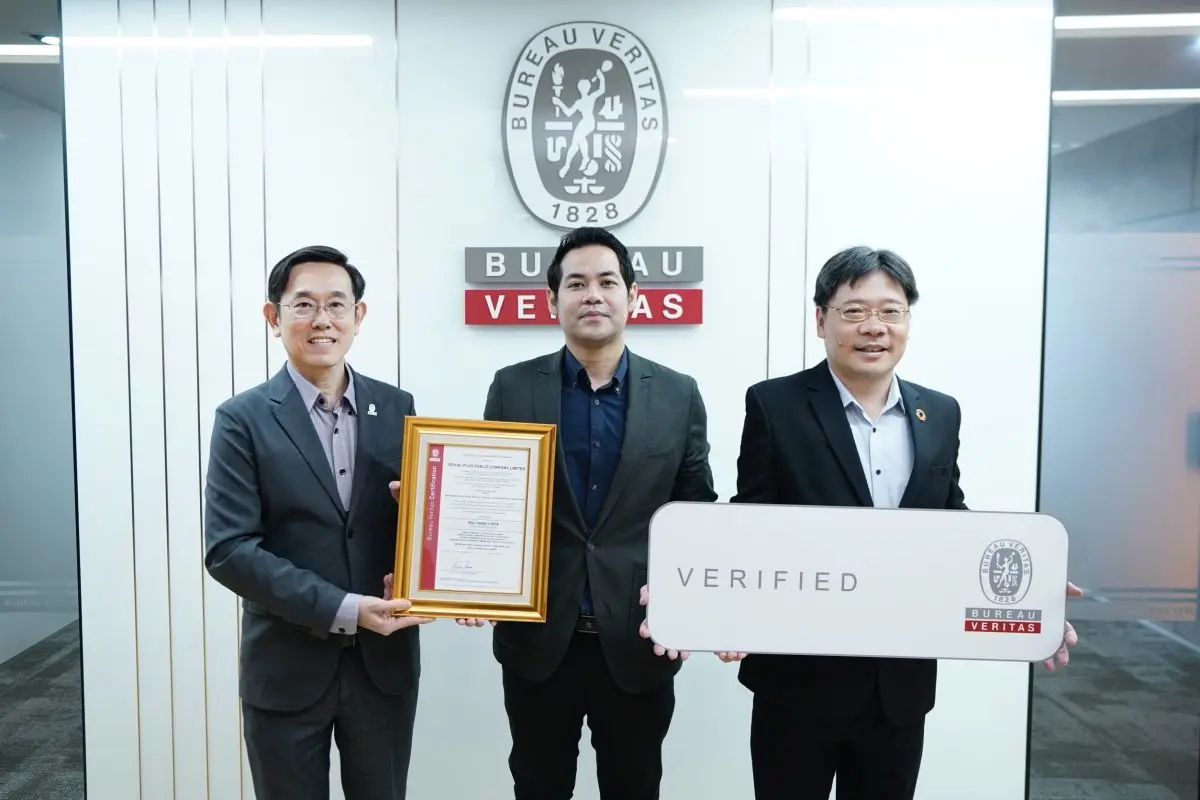 นายภารวีย์ ศรีวิริยาภรณ์ (กลาง) ผู้อำนวยการสายบัญชีและการเงิน บริษัท โรแยล พลัส จำกัด (มหาชน) หรือ PLUS รับมอบเกียรติบัตรรับรองมาตรฐานการจัดทำคาร์บอนฟุตพริ้นท์ขององค์กร ตามข้อกำหนด ISO 14064-1...
