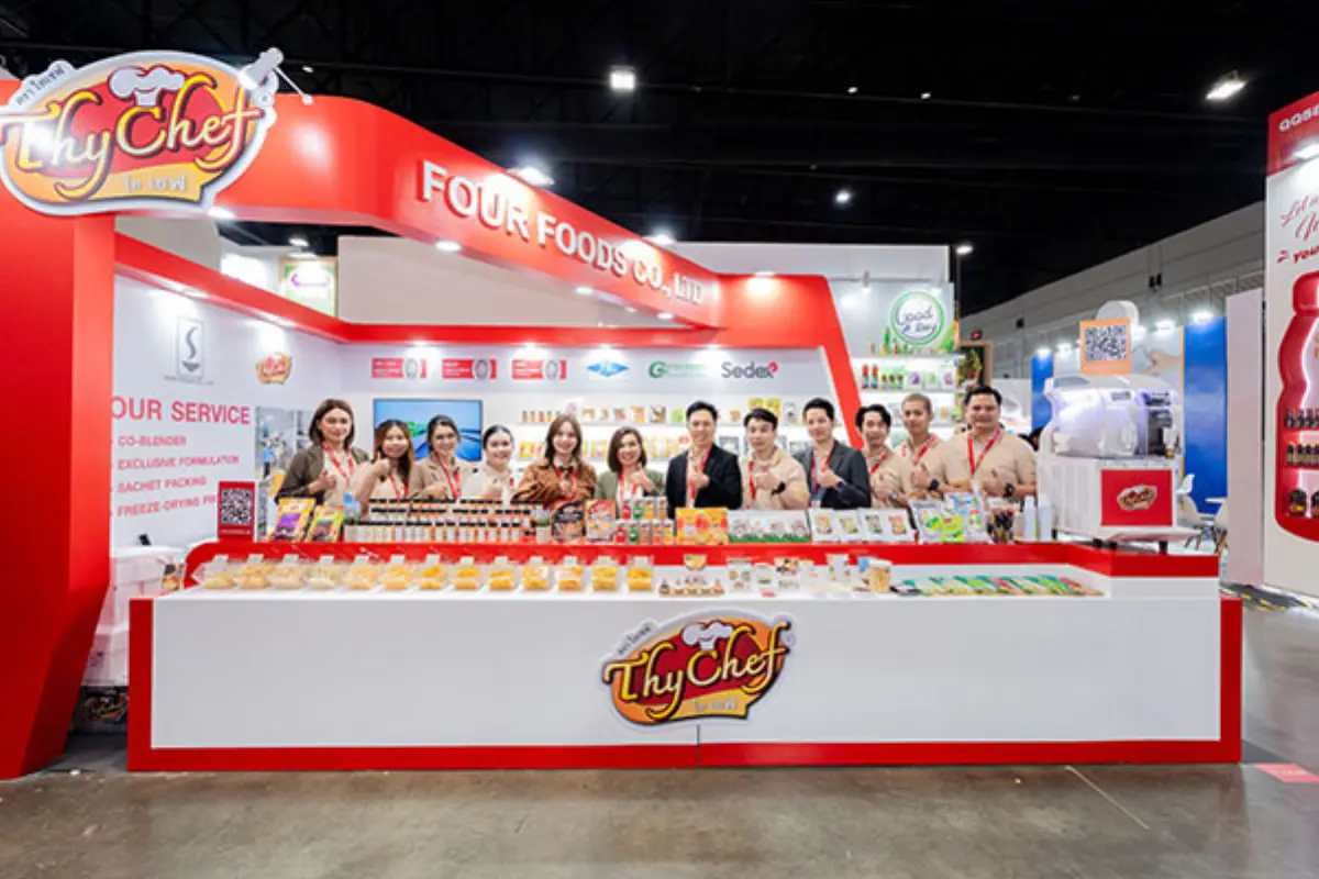 นายสมเจตน์ ปัญจวัฒนางกูร (ที่ 6 จากขวา) กรรมการผู้จัดการบริษัท โฟร์ ฟูดส์ จำกัด ผู้ผลิตและจัดจำหน่ายผงโรยอาหารแบรนด์ไทเชฟ (Thychef) พร้อมทีมงานโฟร์ฟูดส์ นำขบวนสินค้ามาจัดแสดงแนะนำและจำหน่ายให้...