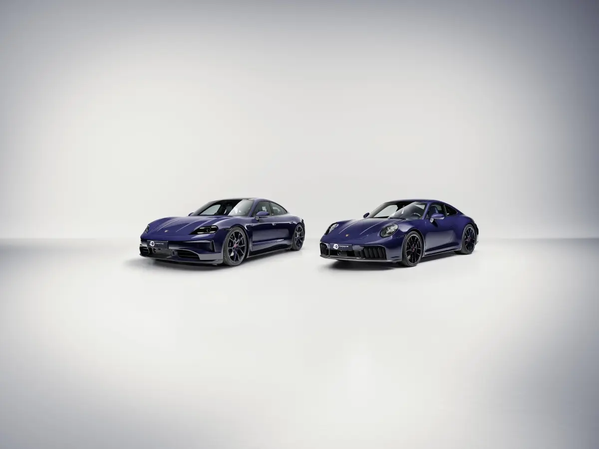 ปอร์เช่ (Porsche) และ เฟอร์รากาโม (Ferragamo) แบรนด์หรูสัญชาติอิตาลีที่มีประวัติศาสตร์ยาวนาน ทั้ง 2 แบรนด์ต่างเป็นที่รู้จักจากผลงานการออกแบบที่เหนือกาลเวลา ผลงานงานฝีมือที่มีรายละ...