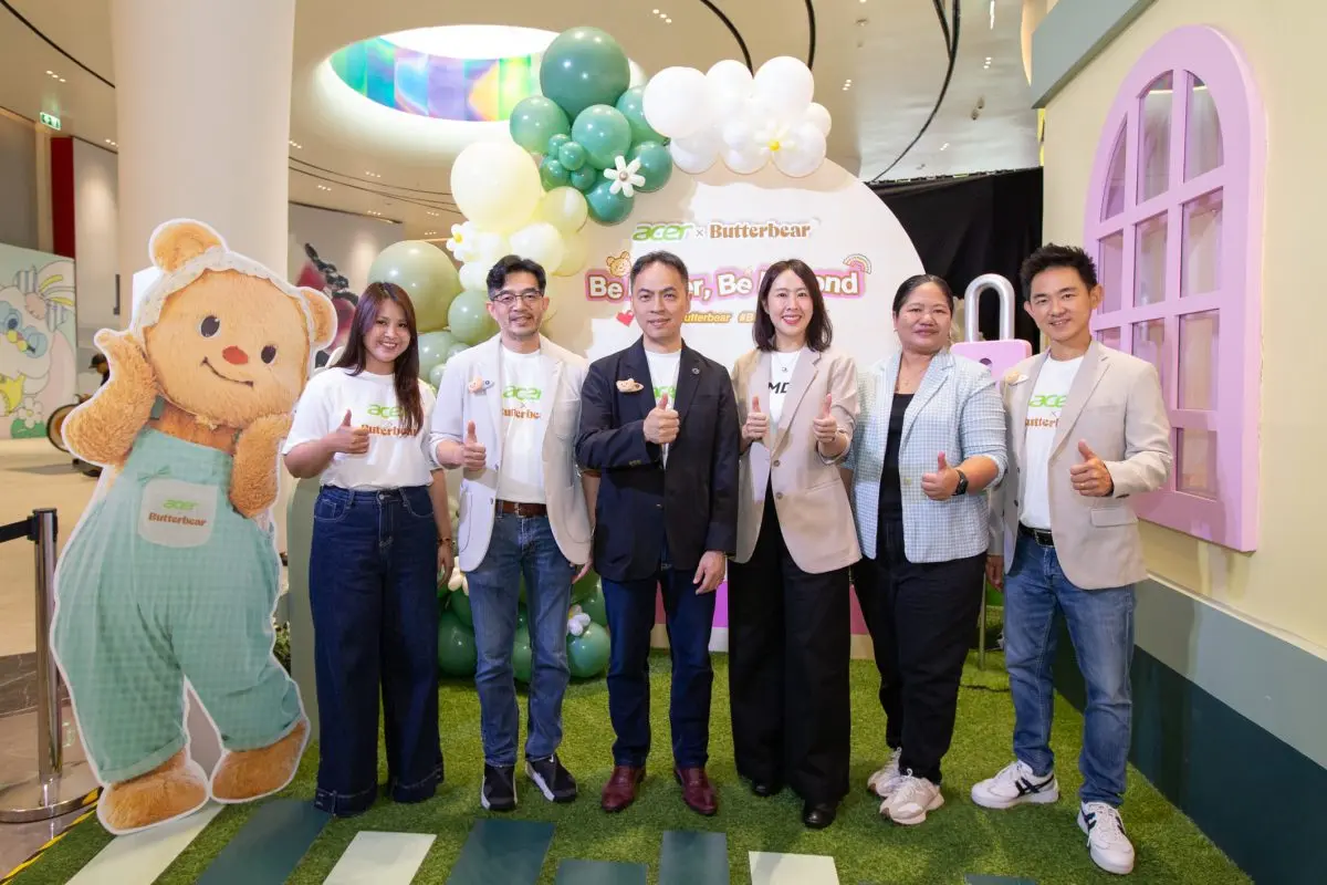 นายเจฟ ลี กรรมการผู้จัดการ ประจำประเทศไทย พร้อมด้วย นายนิธิพัทธ์ ประวีณวงศ์วุฒิ ผู้อำนวยการฝ่ายการตลาด และ นายสุพงศ์ ตั้งตรงเบญจศีล รองผู้อำนวยการฝ่ายธุรกิจค้าปลีก บริษัท เอเซอร์ คอมพิวเตอร์...