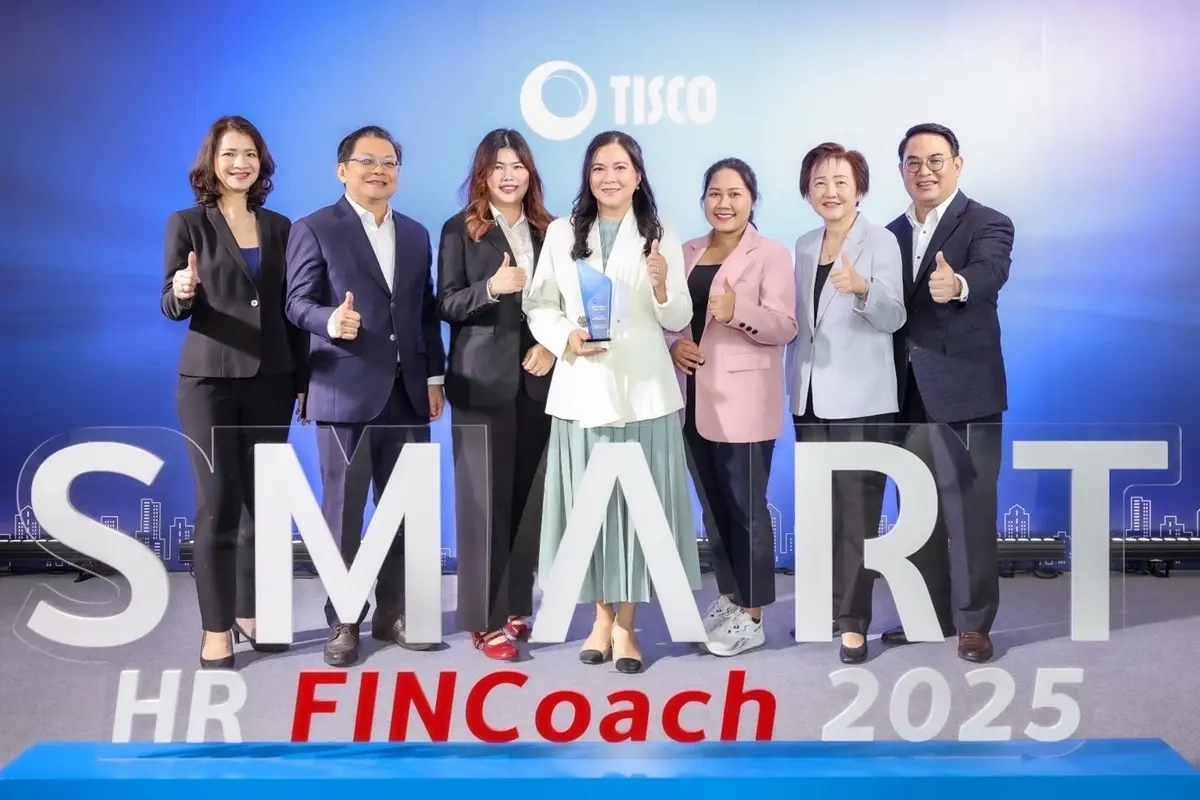 นางสาวปานชีวา สุวัณณะปุระ (กลาง) ประธานสายงานทรัพยากรบุคคลและวัฒนธรรมองค์กร บริษัท สหการประมูล จำกัด (มหาชน) หรือ (AUCT) รับรางวัล TISCO PVD Best Employer Award 2025 ในงาน HR Smart FINCoach...