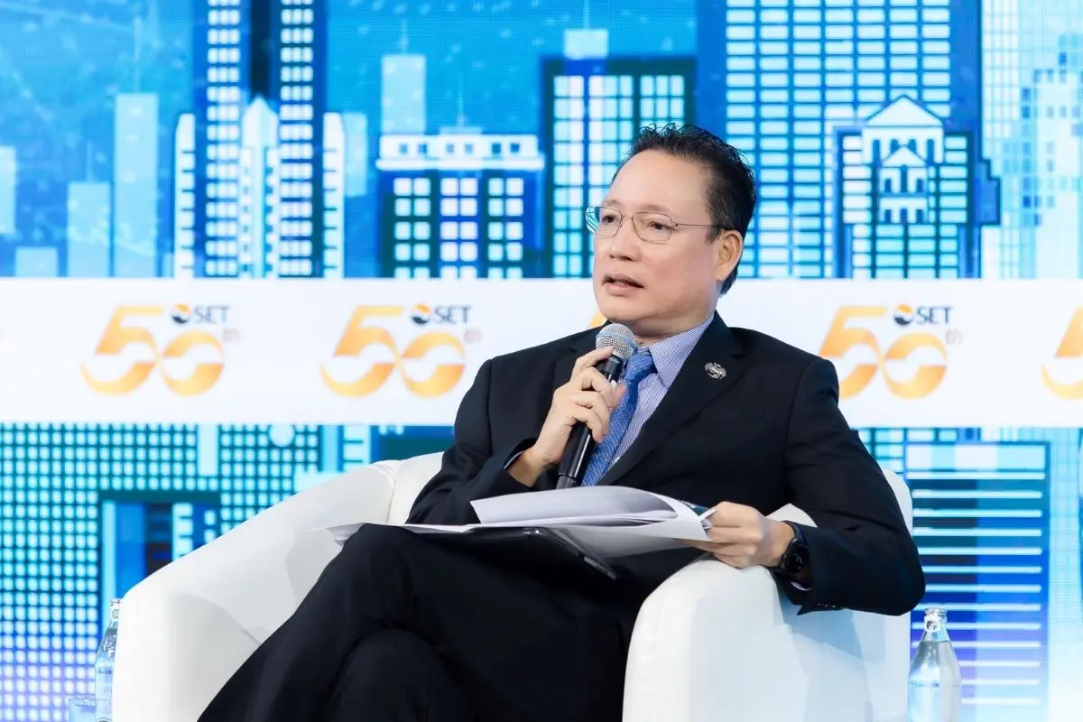 นายผยง ศรีวณิช ประธานสมาคมธนาคารไทย และกรรมการผู้จัดการใหญ่ ธนาคารกรุงไทย ร่วมเวทีเสวนา “หนี้ครัวเรือนและความเปราะบางทางการเงิน” ในงาน Thailand Focus 2025 จัดโดยตลาดหลักทรัพย์แห่งประเทศ...