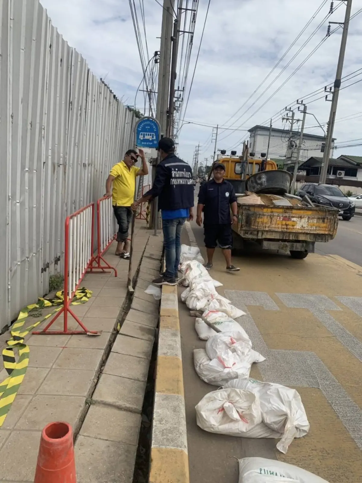 นายธวัชชัย นภาศักดิ์ศรี ผู้อำนวยการสำนักการโยธา (สนย.) กทม. กล่าวกรณีเกิดอุบัติเหตุประชาชนพลัดตกร่องขอบทางเท้าถนนบางบอน 3 ได้รับบาดเจ็บว่า สนย. ได้ตรวจสอบบริเวณดังกล่าวแล้วพบว่า บริษัท เจียง...
