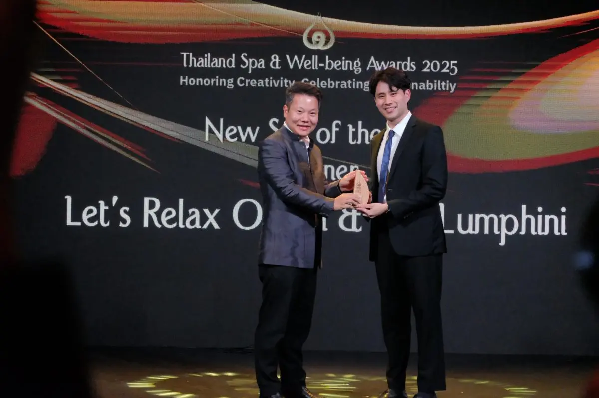คุณณรัล วิวรรธนไกร กรรมการบริหาร บริษัท สยามเวลเนสกรุ๊ป จำกัด (มหาชน) หรือ SPA รับมอบรางวัล Best New Spa of the Year จากคุณภูวดล มุ่งจิตธรรมมั่น อุปนายกสมาคมสปาไทย ในงาน Thailand Spa ...