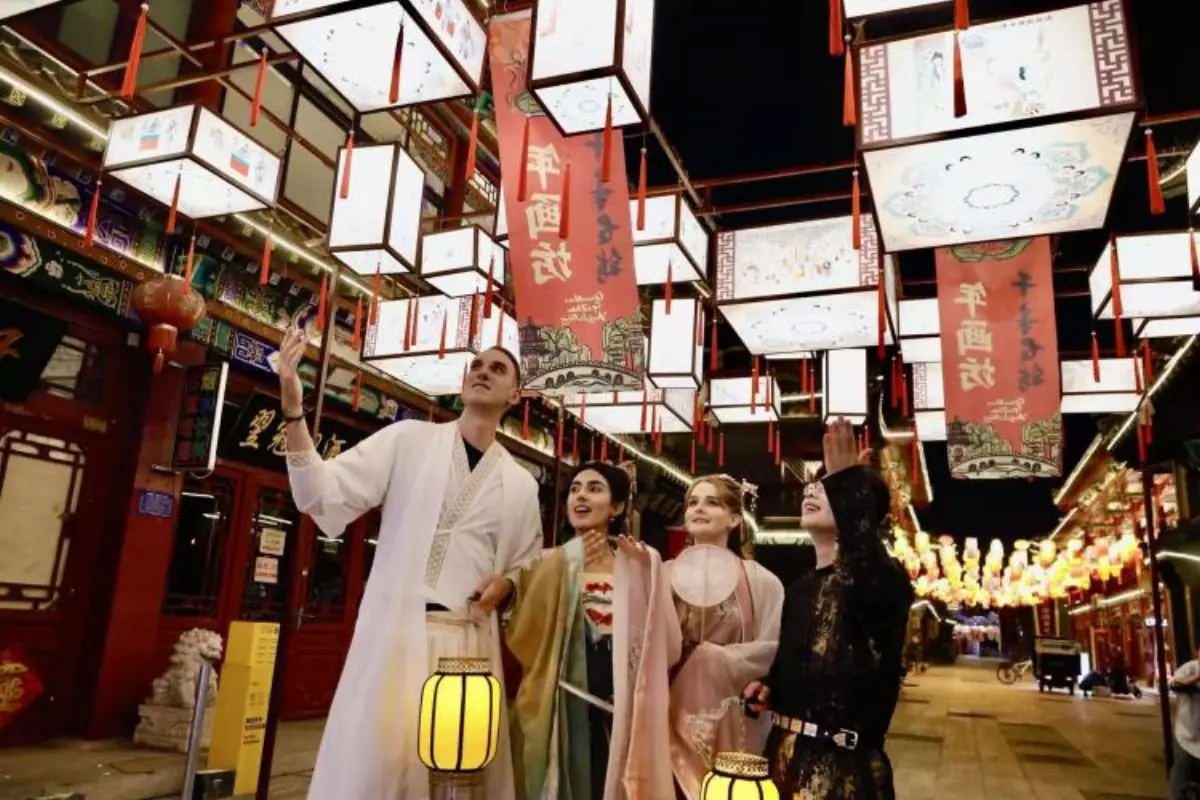 Publicity Department of Xiqing District, Tianjin As China celebrated the National Day and Mid-Autumn Festival from Oct. 1 to 8, Yangliuqing Ancient Town in Xiqing District, north...