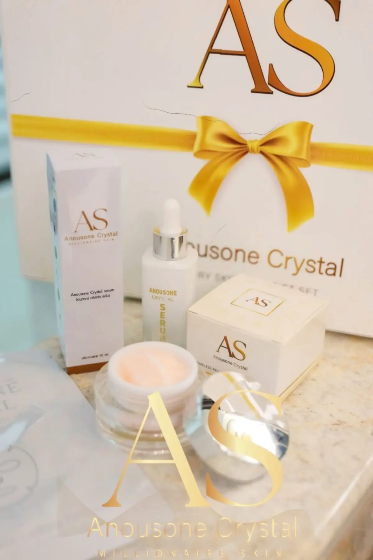AS CRYSTAL เกิดขึ้นจากวิสัยทัศน์ของ นางอนุสรณ์ อินทะวงศ์ วงประเสริฐ ผู้ก่อตั้งและ CEO หญิงผู้เชื่อมั่นว่า “ความงามของผู้หญิงลาว” คือความงามที่มีคุณค่าในตัวเอง เรียบง่าย ละเมียดละ...
