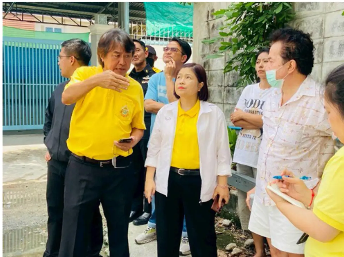 นางปาณิสรา เนตรธารธร ผู้อำนวยการเขตดินแดง กทม. กล่าวกรณีเกิดเหตุเศษคอนกรีตกันสาดอาคารสูง 7 ชั้น ภายในซอยประชาสงเคราะห์ 2 ร่วงหล่นว่า สำนักงานเขตฯ ลงพื้นที่ตรวจสอบพบว่า เหตุเกิดบริเวณอาคาร...
