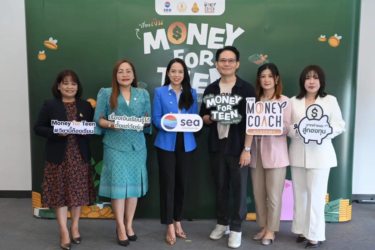 คุณจักรพงษ์ เมษพันธุ์ “โค้ชหนุ่ม” The Money Coach (ที่ 3 จากขวา) ร่วมกับ คุณพุทธวรรณ สุภัทรนันท์ ผู้อำนวยการฝ่ายสื่อสารองค์กร Sea (ประเทศไทย) (ที่ 3 จากซ้าย) พร้อมด้วย ดร.เกศทิพย์...
