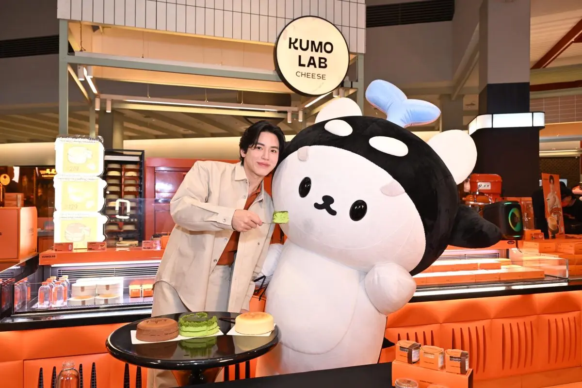 KUMOLAB (คุโมะแล็บ) ร้านชีสเค้กถุงสีส้มเจ้าดังที่ทุกคนต้องรู้จัก จากการอบชีสเค้กสไตล์ซูเฟล่ (Souffle Cheesecake) ที่อบสดใหม่ทุกวัน ประกาศเฉลิมฉลองครบรอบ 1 ปีของการเติบโตอย่างก้าวกระ...