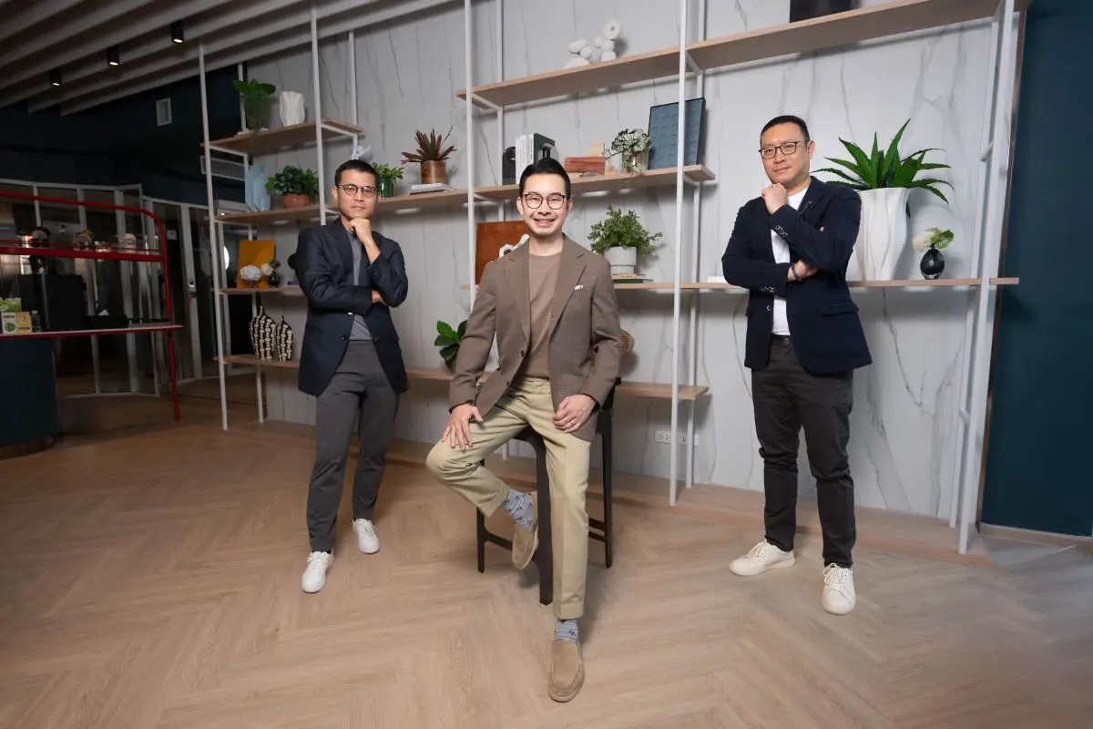 พร้อมพัฒนาคอมมิวนิตี้ของคนเมืองที่เชื่อมโยงไลฟ์สไตล์ยุคใหม่ คุณพงศ์อนันต์ สุขเกษม (กลาง) ประธานเจ้าหน้าที่สายงานการตลาด พร้อมด้วยคุณนัฐพล นาคสู่สุข (ซ้าย) กรรมการผู้จัดการใหญ่ สายงานธุรกิจบ้านจัดสรร...