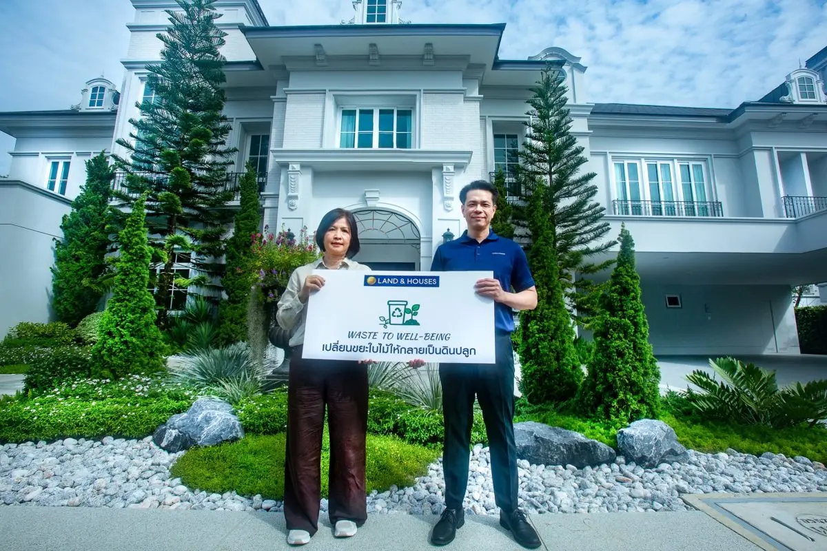 คุณภูมิใจ วรวนิชชากร ผู้จัดการฝ่ายออกแบบ บริษัท แลนด์ แอนด์ เฮ้าส์ จำกัด (มหาชน) และ คุณอรสา รอดบำเรอ ผู้จัดการ ห้างหุ้นส่วนจำกัด สวนไม้ภราดรภาพ ร่วมกันปลูกต้นไม้ลงดินปลูกที่ได้จากโครงการ WASTE...