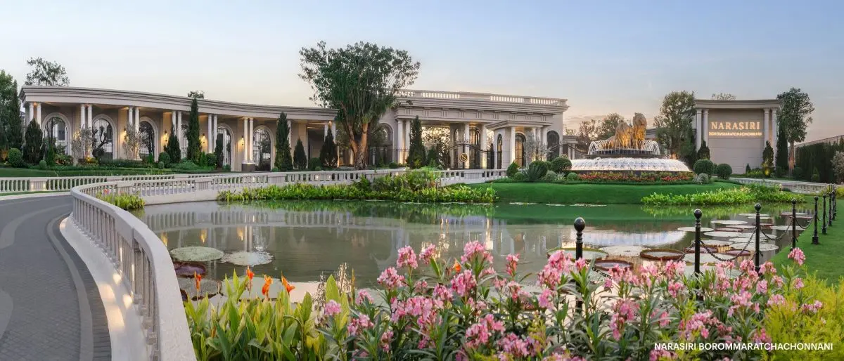 ครั้งแรก! กับการเปิด Fence เผยความยิ่งใหญ่ของโครงการ กับ Main Gate ขนาด Overscale สูงเทียบเท่าตึก 3 ชั้น หน้ากว้างสุดอลังการกว่า 100 เมตร แสนสิริ ผู้นำแบรนด์อสังหาริมทรัพย์ระดับลักซ์ชัวรี่และซู...