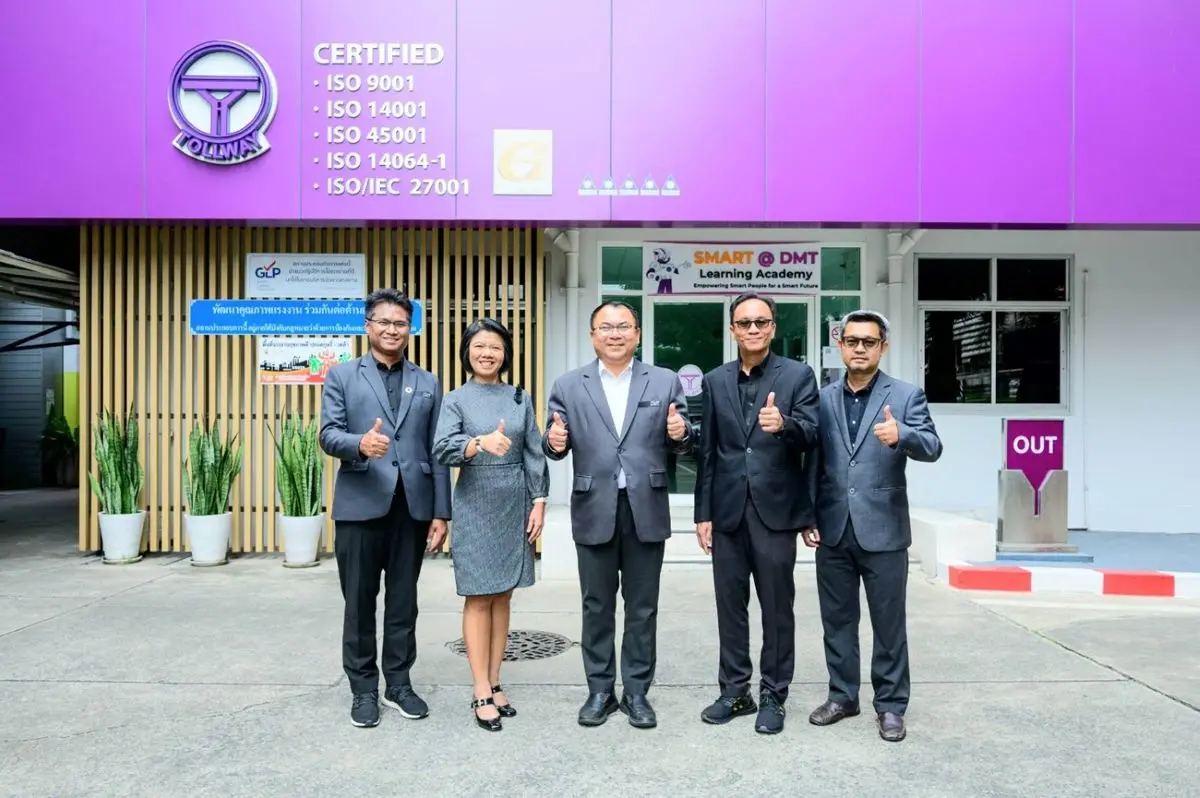 ดร.ศักดิ์ดา พรรณไวย กรรมการผู้จัดการ(คนกลาง) พร้อมด้วยคุณบงกชรัตน์ ตั้งชูกุล (ที่ 2 จากซ้าย) รองกรรมการผู้จัดการ สายงานธุรกิจและการเงิน พร้อมทีมผู้บริหาร บริษัท ทางยกระดับดอนเมือง จำกัด (มหาชน) (DMT...