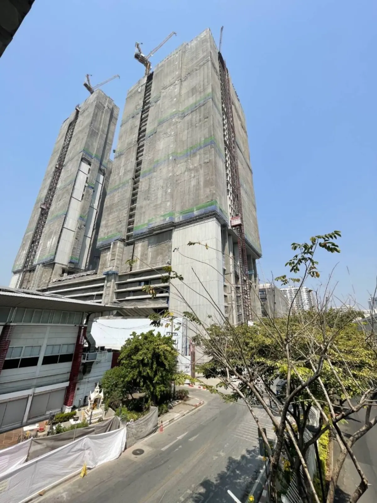 นายประพาส เหลืองศิรินภา ผู้อำนวยการสำนักการโยธา (สนย.) กทม. กล่าวกรณีมีข้อสังเกตโครงการ Block 33 ซอยจุฬาลงกรณ์ 9 ไม่เป็นไปตามที่กฎหมายกำหนดและการตรวจสอบมาตรการรองรับผลกระทบที่อาจ...