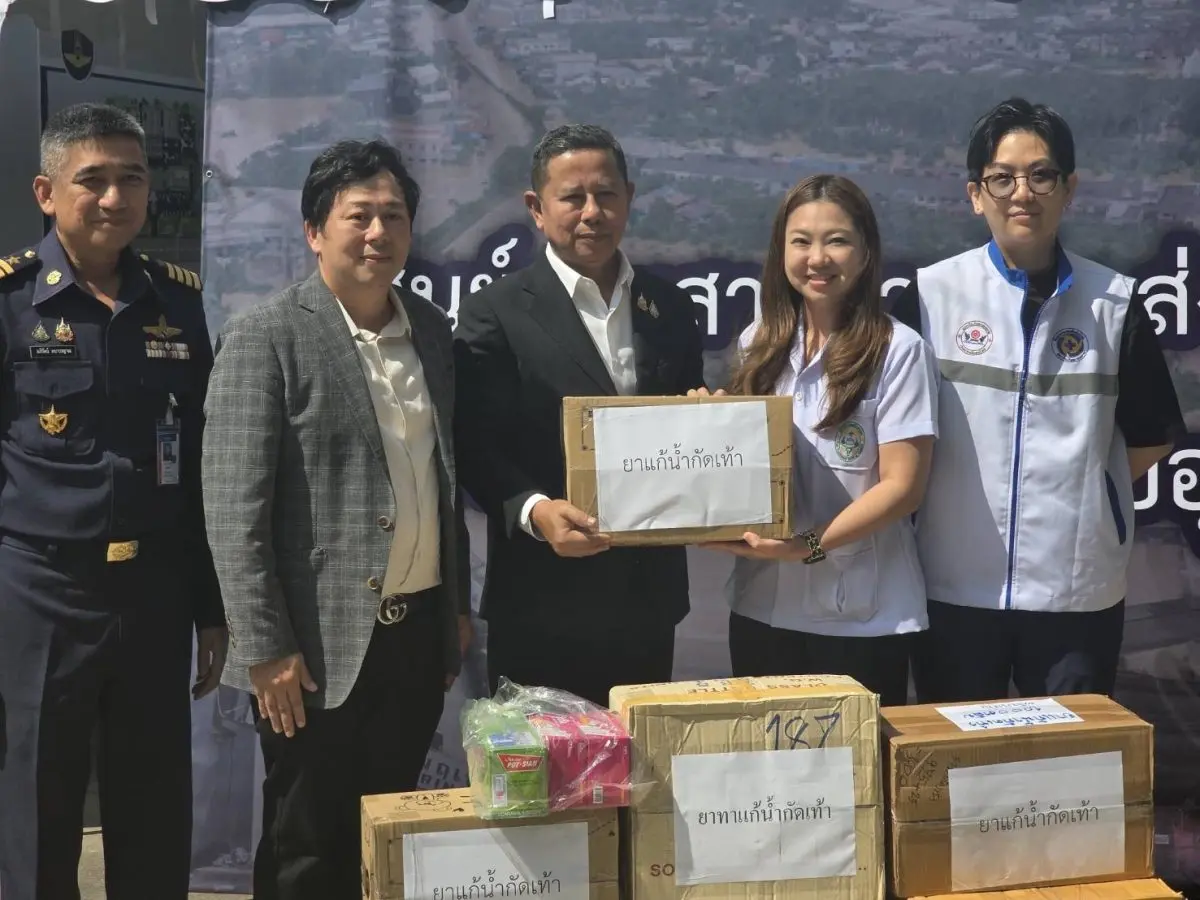 ดร.พท.ภัทราภรณ์ เอกวิทยาเวชนุกูล ประธานโครงการ “จิตอาสาแพทย์แผนไทยช่วยน้ำท่วม” นำทีมจิตอาสาเร่งจัดทำ ยารักษาน้ำกัดเท้า, สเปรย์สมุนไพรกันยุง, และชุดยาสมุนไพรจำเป็นเพื่อดูแลสุขภาพประชาชน...