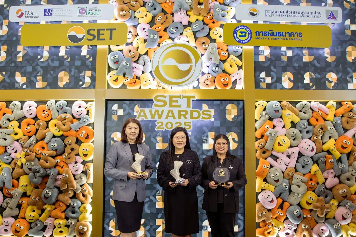 นางสาวดวงดาว มหะนาวานนท์ ประธานเจ้าหน้าที่บริหาร นางสาววาจา มุขโต ประธานเจ้าหน้าที่บริหารสายงานบัญชีและการเงิน และนางสาววชิรวรรณ แย้มศรี ประธานเจ้าหน้าที่บริหารการปฏิบัติการ บริษัท ซาบีน่า...