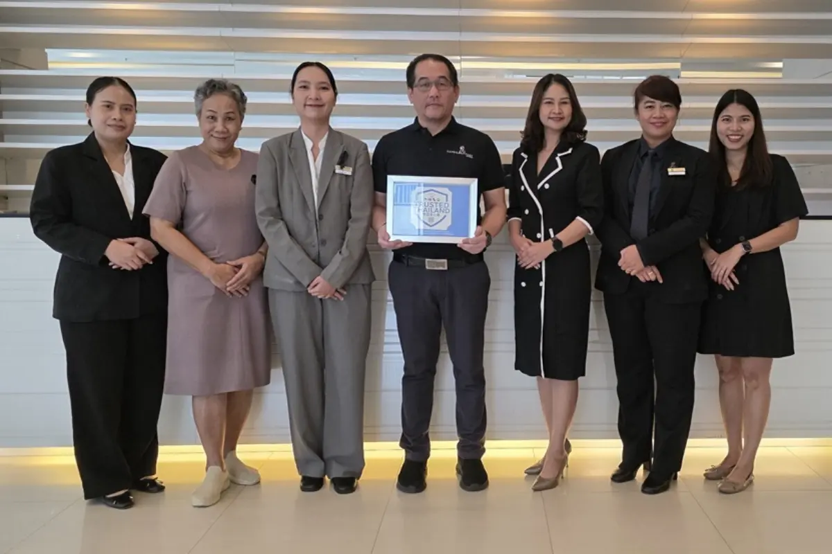 สทาวุฒิ เสริมประเสริฐ (คนที่ 4 จากซ้าย) ผู้จัดการทั่วไป โรงแรมแคนทารี 304 ปราจีนบุรี เป็นตัวแทนรับมอบตราสัญลักษณ์ Trusted Thailand เพื่อสร้างความเชื่อมั่นและยกระดับมาตรฐานความปลอดภัยให้แก่นักท่อง...