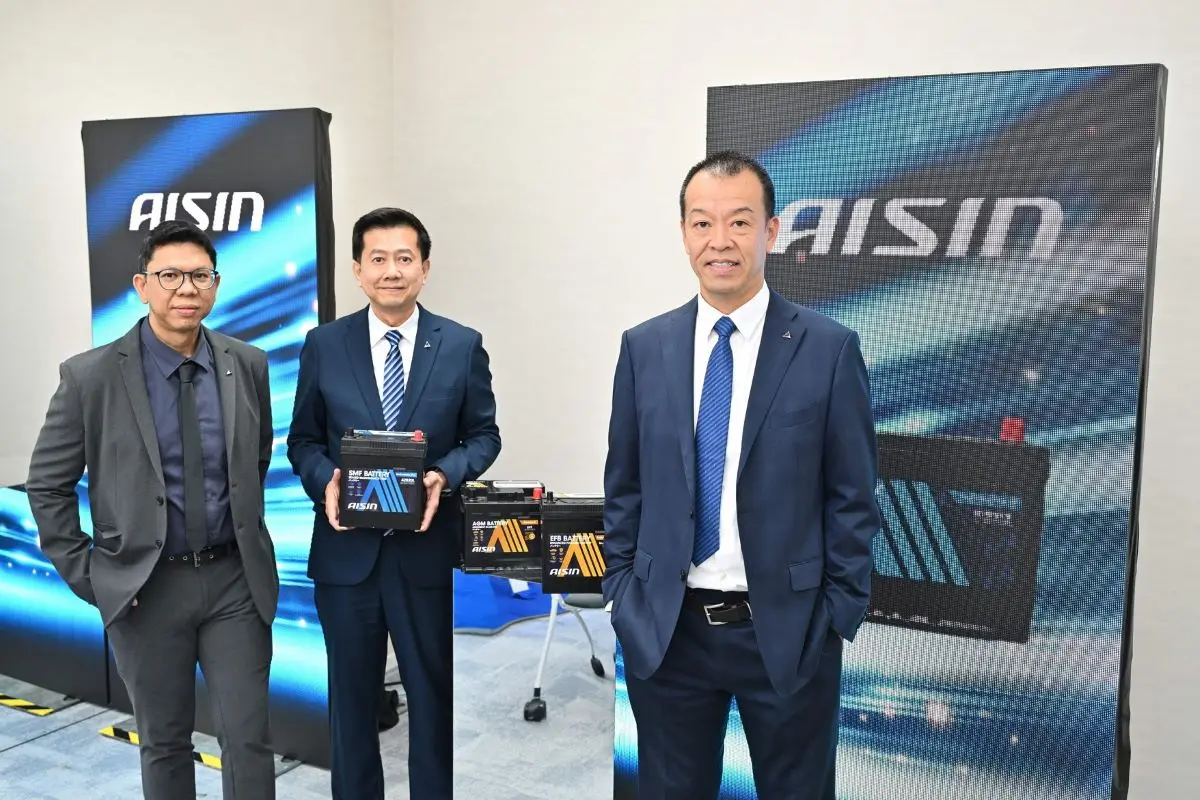 มร.โซอิจิ ซาโตะ (คนขวา) ประธาน บริษัท ไอชิน เอเซีย (ประเทศไทย) จำกัด พร้อมด้วย นายพฤทธิ์ ตีระรัตน์ (คนกลาง) รองประธาน บริษัทไอชิน เอเซีย (ประเทศไทย) จำกัด และนายจิตติ สุขพูล (คนซ้าย...