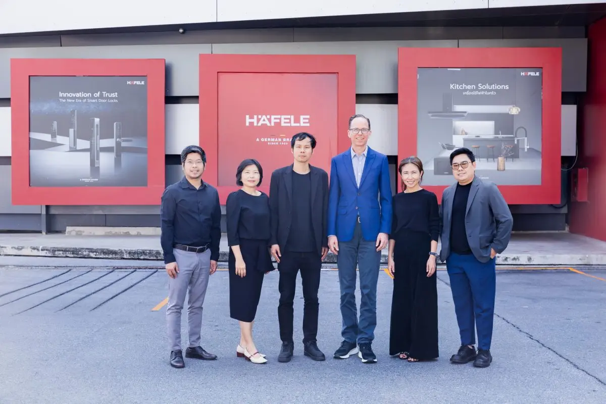 นายศุภแมน มรรคา รองกรรมการผู้จัดการ บริษัท ทีทีเอฟ อินเตอร์เนชั่นแนล จำกัด (ซ้ายสุด) ในฐานะผู้จัดงานสถาปนิก’69 ร่วมด้วยผู้บริหารจากบริษัท เฮเฟเล่ (ประเทศไทย) จำกัด ได้แก่ มร.จอร์น แคลร์ (Mr....