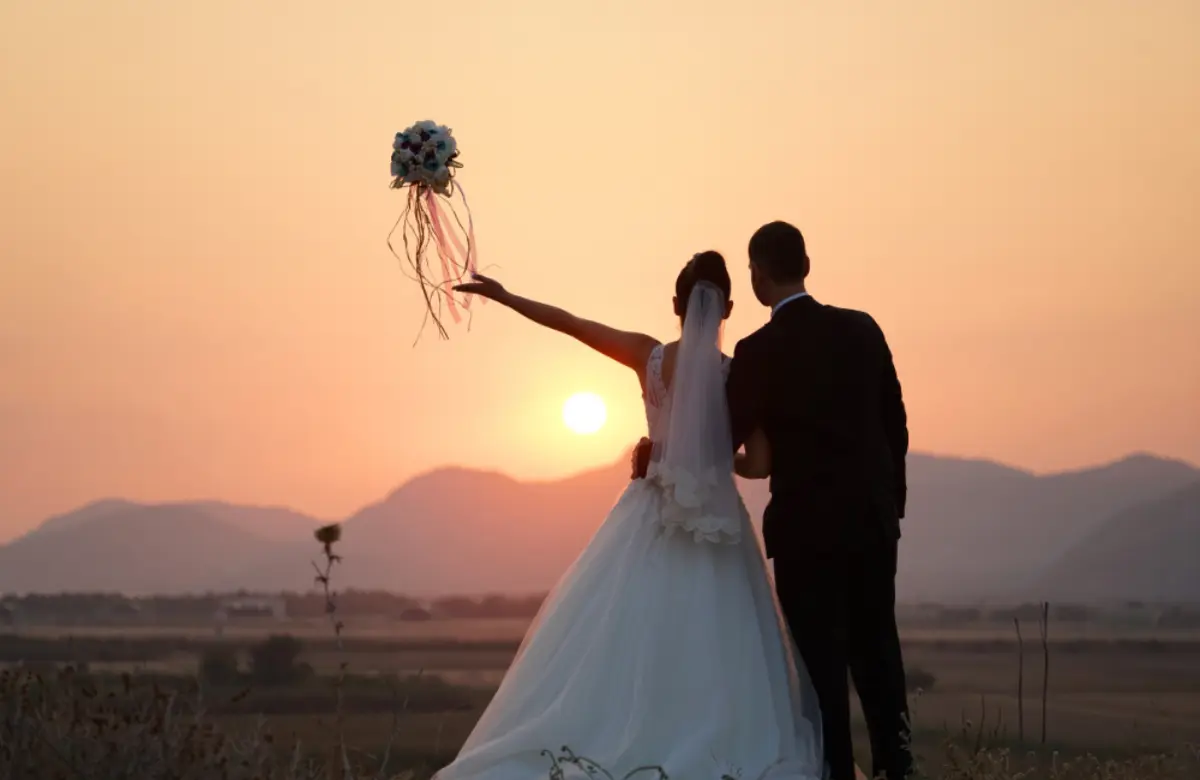 การเลือกสถานที่เพื่อเริ่มต้นชีวิตคู่เป็นโจทย์ใหญ่ที่บ่าวสาวต้องคิดให้รอบคอบ เพราะบรรยากาศของงานจะถูกกำหนดด้วยตัวเลือกนี้เป็นอันดับแรก การเปรียบเทียบระหว่างสถานที่จัดงานแต่งงานแบบ Indoor และ...