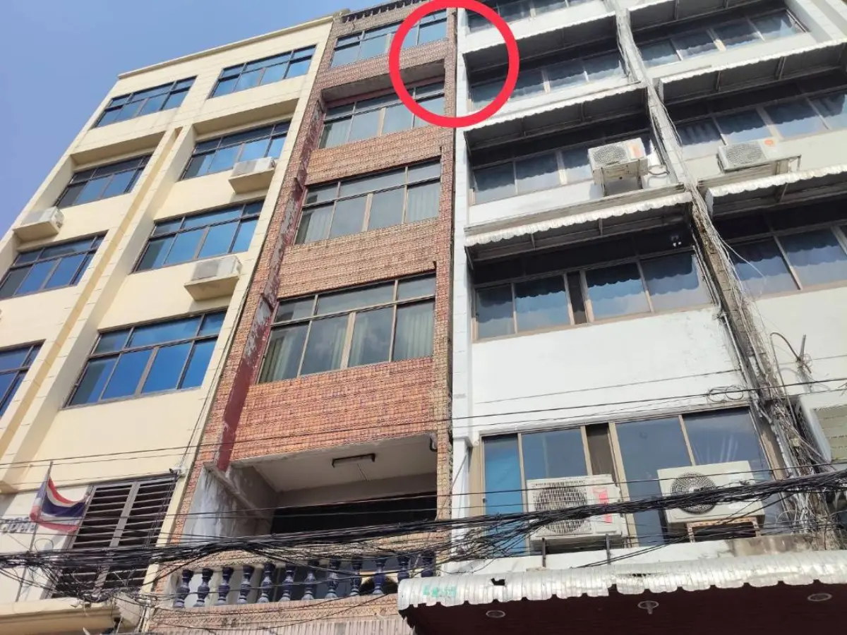 นายสยามรัฐ เรืองนาม ผู้อำนวยการเขตพระนคร กทม. กล่าวกรณีเกิดเหตุกระเบื้องจากอาคารสูง 6 ชั้น บริเวณถนนมหรรณพ หล่นใส่รถยนต์ได้รับความเสียหายว่า สำนักงานเขตฯ ตรวจสอบแล้วพบว่า อาคารดังกล่าวเป็นอาคารสูง...