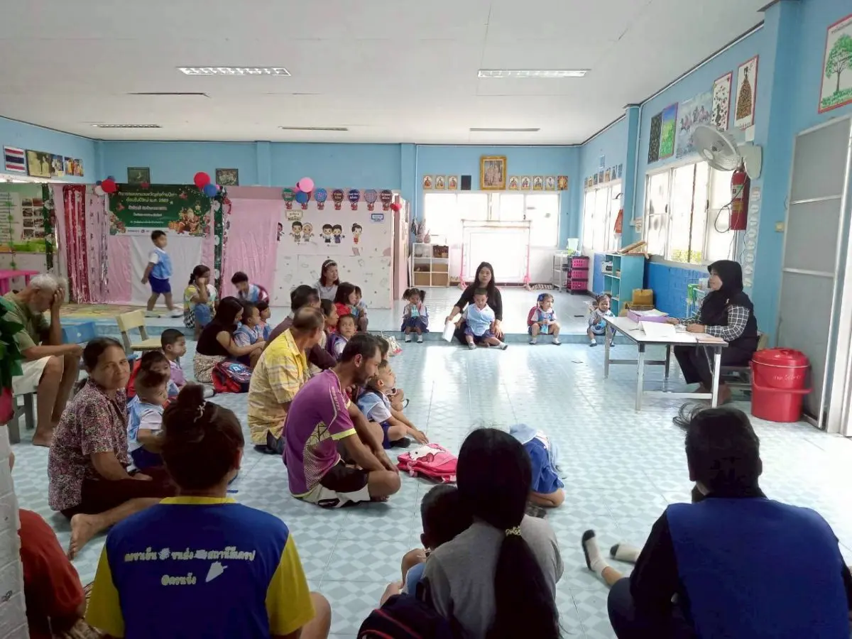 ศูนย์พัฒนาเด็กเล็กบ้านโคกว่าว ต.นาโหนด จ.พัทลุง เดินหน้า เปิดตัวโครงการ “เปลี่ยนมือถือเป็นมือแม่ : ครอบครัว 3 ดี นำเด็กปฐมวัยห่างหน้าจอ” ภายใต้เครือข่ายครูมหัศจรรย์...