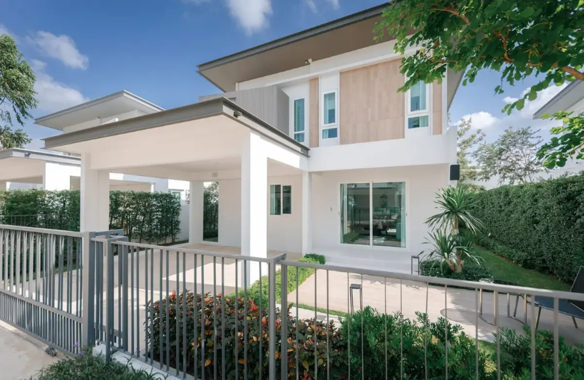 การซื้อบ้านหลังแรกเปรียบเสมือนการปักหมุดหมายสำคัญของชีวิต เป็นการลงทุนก้อนใหญ่ที่ไม่ได้มองแค่ความสวยงามเพียงอย่างเดียว แต่หมายถึงความสุขและความมั่นคงในระยะยาว สำหรับมือใหม่ที่ยังจับต้นชนปลายไม่ถูก...