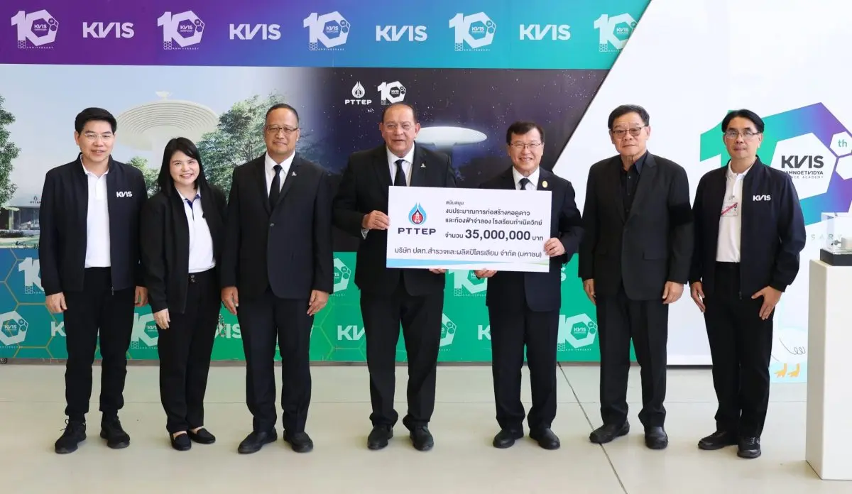 Mr. Montri Rawanchaikul (center), Chief Executive Officer of PTT Exploration and Production Public Company Limited (PTTEP), presented a donation of 35 million baht to Dr. Pailin Chuchottaworn ...