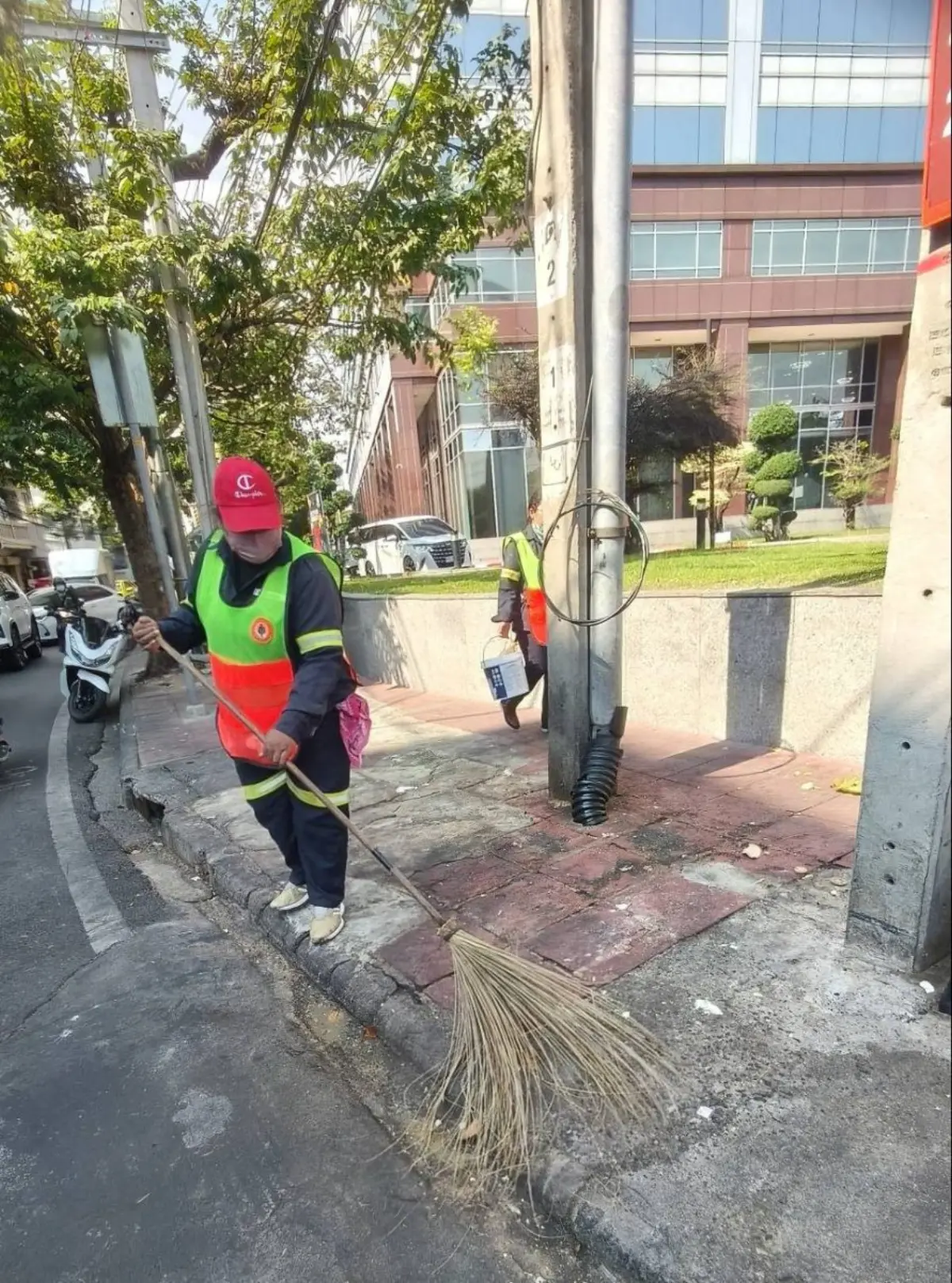 นางพรพัน วัฒนสินธุ์ ผู้อำนวยการเขตบางรัก กทม. กล่าวกรณีมีข้อวิจารณ์พบนกอีกาคุ้ยเขี่ยเศษอาหารบนทางเท้าบริเวณถนนสีลม เกรงเป็นแหล่งเพาะเชื้อโรคว่า สำนักงานเขตฯ ได้ลงพื้นที่ตรวจสอบบริเวณปากซอยศาลาแดง...