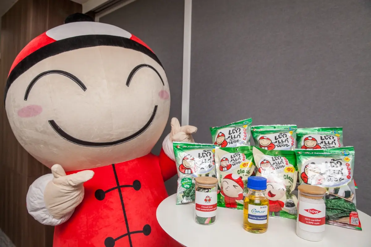 ครั้งแรกของการผนึกกำลัง 3 ยักษ์ใหญ่ บริษัท เถ้าแก่น้อย ฟู๊ดแอนด์มาร์เก็ตติ้ง หรือ TKN ผู้ผลิตขนมขบเคี้ยวประเภทสาหร่ายจำหน่ายทั้งในและต่างประเทศ ร่วมกับ เอสซีจี เคมิคอลส์ หรือ SCGC ผู้นำธุรกิจพอลิ...