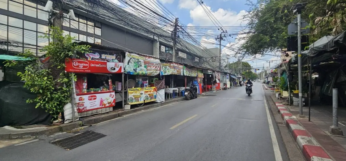 นายนรเทพ ชูพูล ผู้อำนวยการเขตปทุมวัน กทม. กล่าวถึงความคืบหน้าการตรวจสอบกรณีสื่อสังคมออนไลน์เผยแพร่คลิปวิดีโอและข้อความระบุ ภายในซอยปลูกจิต บ่อนไก่ ถนนพระรามที่ 4 มีบ้านเรือน...