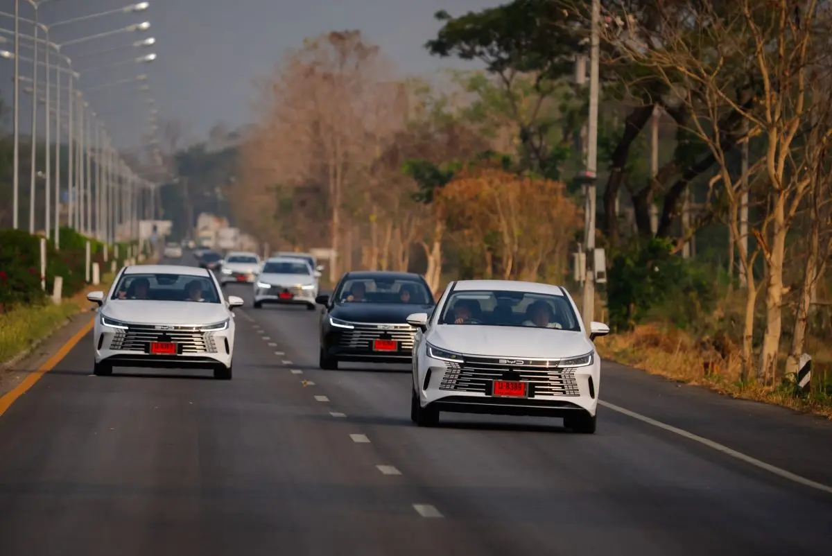 บริษัท บีวายดี ออโต้ (ประเทศไทย) จำกัด พร้อมด้วย บริษัท เรเว่ ออโตโมทีฟ จำกัด ผู้จัดจําหน่ายและให้บริการหลังการขายรถยนต์พลังงานใหม่ BYD และ DENZA อย่างเป็นทางการในประเทศไทย ภายใต้กลุ่มธุรกิจเร...