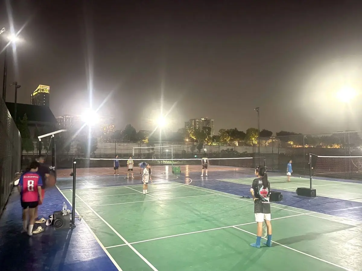 นายประสาท โพธิ์ศรีมาตย์ ผู้อำนวยการเขตจตุจักร กทม. กล่าวกรณีสื่อสังคมออนไลน์มีข้อสังเกตชาวชุมชนบ่อฝรั่งล้อมรั้วและติดป้ายห้ามบุคคลภายนอกเข้าใช้พื้นที่ว่า กทม. ได้รับมอบที่ดินจากบริษัท ปูนซิเมนต์...