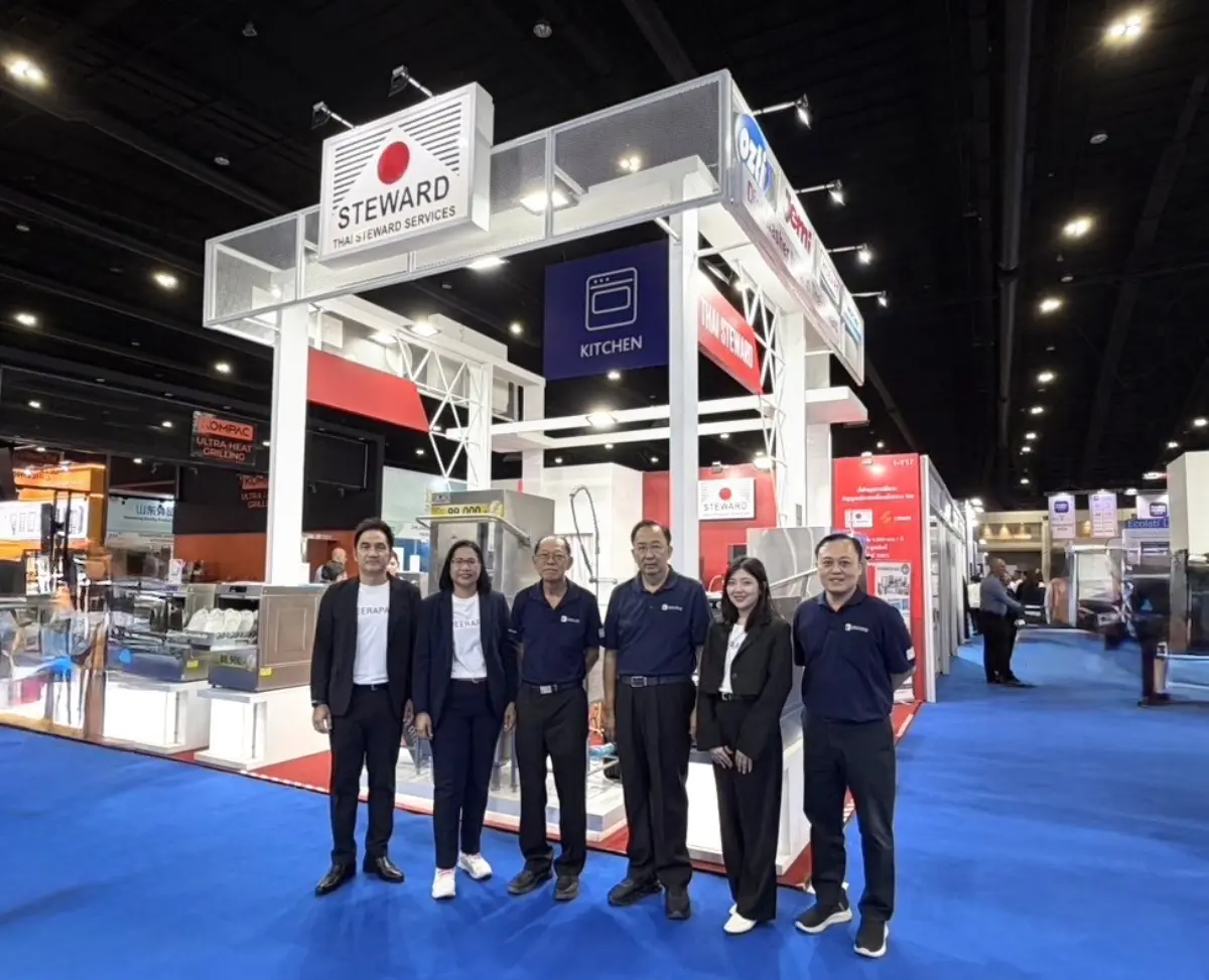 นายวีระพงค์ ลือสกุล กรรมการบริษัท (ที่ 4 จากซ้าย) และนายยงยุทธ จิรกาลวงศ์ กรรมการผู้จัดการ (ที่ 1 จากขวา) พร้อมพนักงาน บริษัท ไทยสจ็วต เซอร์วิสเซ็ส จำกัด ซึ่งเป็นหนึ่งในบริษัทใน...