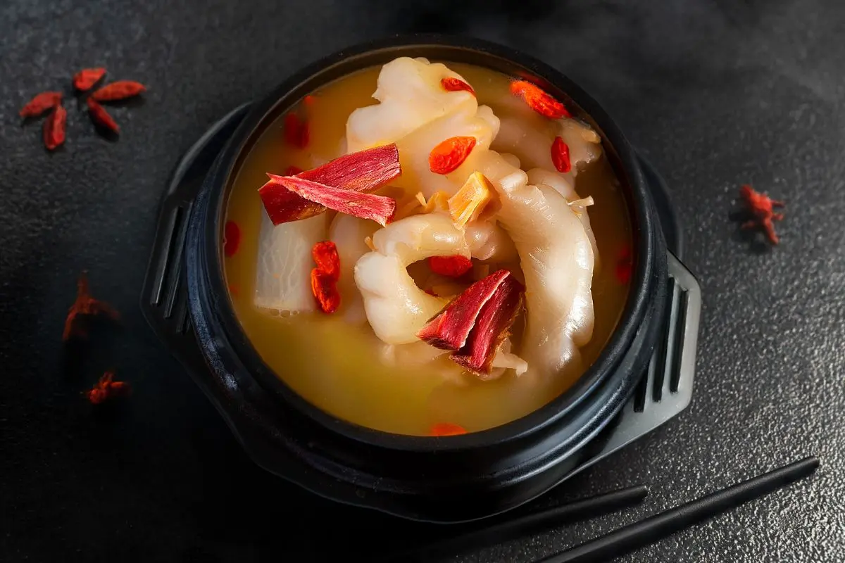 Wah Lok Cantonese Restaurant at Carlton Hotel Bangkok Sukhumvit presents this month’s Dish of the Month, Braised Fish Maw with Radish and Yunnan Ham in Clay Pot — a refined Cantonese delicacy...