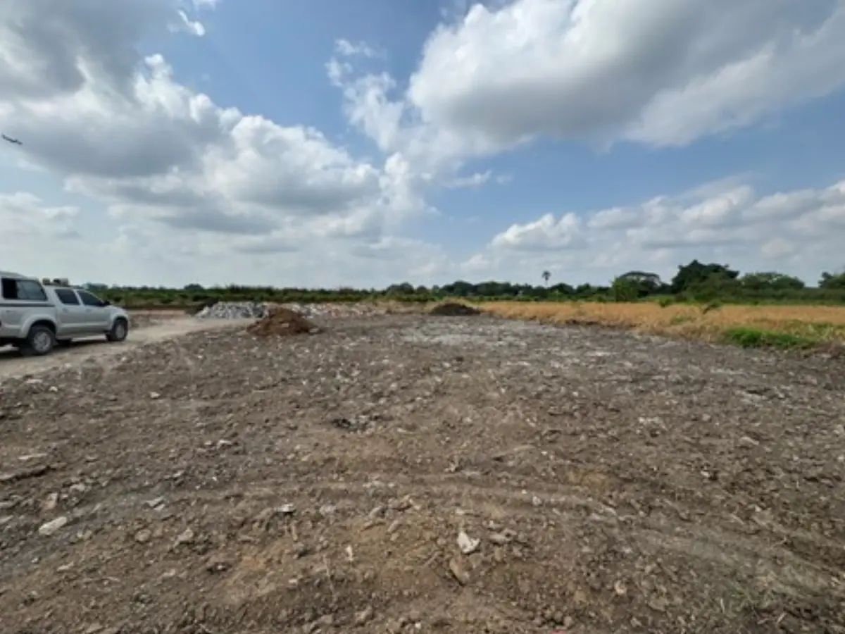 นายธราพงษ์ เพ็ชร์คง ผู้อำนวยการเขตลาดกระบัง กทม. กล่าวถึงความคืบหน้าการตรวจสอบพื้นที่บ่อขยะในพื้นที่เขตลาดกระบัง แขวงลำปลาทิว หลังกองบังคับการปราบปรามการกระทำความผิดเกี่ยวกับทรัพยากรธรรมชาติและสิ่ง...