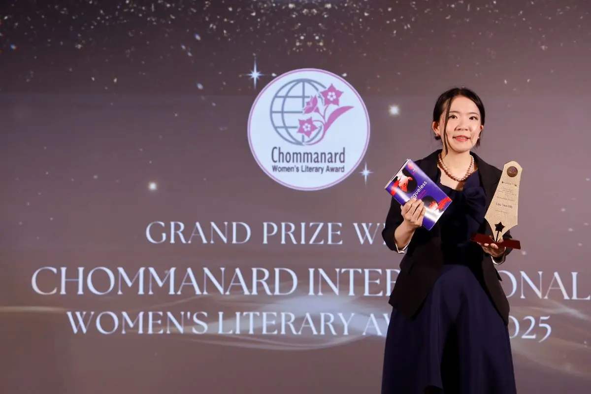 ในโลกของวรรณกรรม บางเรื่องเล่าอาจถูกซ่อนไว้ แต่รางวัลชมนาดในปีนี้เลือกที่จะเปิดพื้นที่นั้นให้กว้างกว่าที่เคย ด้วยการขยับสถานะจากระดับชาติสู่ระดับสากล ภายใต้ชื่อ Chommanard International...