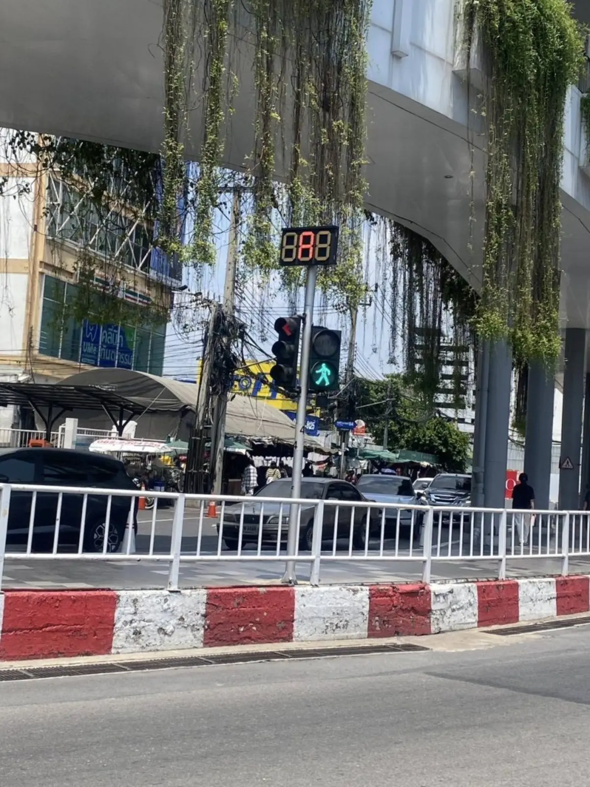 นายสิทธิพร สมคิดสรรพ์ ผู้อำนวยการสำนักการจราจรและขนส่ง (สจส.) กทม. กล่าวกรณีประชาชนขอให้ กทม. พิจารณาติดตั้งไฟนับถอยหลังสำหรับคนข้ามถนนบริเวณถนนเพชรเกษม หน้าศูนย์การค้าเดอะมอลล์ ไลฟ์สโตร์ บางแค...