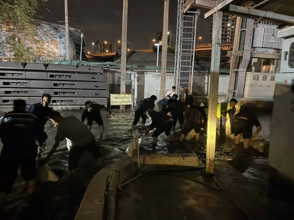 นายเจษฎา จันทรประภา ผู้อำนวยการสำนักการระบายน้ำ (สนน.) กทม. กล่าวกรณีเกิดเหตุพนังกั้นน้ำริมคลองพระโขนง บริเวณชุมชนเกาะกลางพระโขนง เขตคลองเตย มีรอยรั่วชำรุด 2 จุด ส่งผลให้น้ำไหลเข้าท่วมบ้าน...