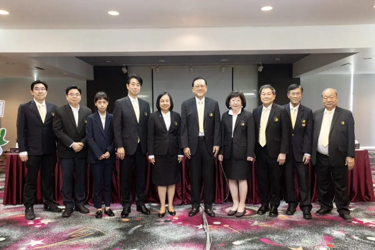 นางเบญจวรรณ รัตนประยูร ประธานกรรมการบริษัท ดร.สมชาย รัตนภูมิภิญโญ ประธานเจ้าหน้าที่บริหาร และนางเพ็ชรา รัตนภูมิภิญโญ รองประธานเจ้าหน้าที่บริหาร พร้อมด้วยคณะกรรมการและคณะผู้บริหาร บริษัท อาร์ แอนด์...