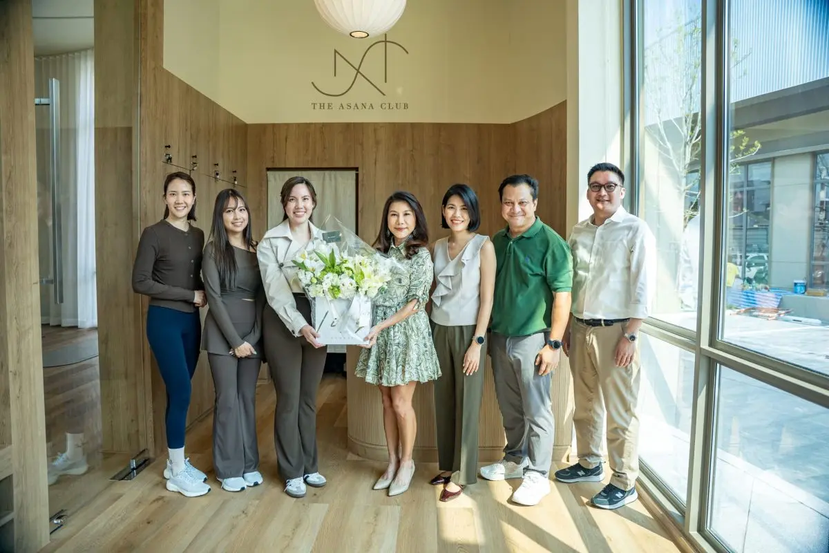 ศุภานวิต เอี่ยมสกุลรัตน์ (ที่ 4 จากซ้าย) ประธานเจ้าหน้าที่บริหาร บริษัท เคอี กรุ๊ป จำกัด มอบดอกไม้แสดงความยินดีกับ วริษา สัตยุตม์ (ที่ 3 จากซ้าย) ประธานเจ้าหน้าที่บริหาร บริษัท อาสนะ บีเคเค...