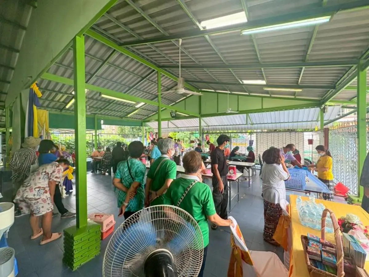 นายสมบัติ กนกทิพย์วรรณ ผู้อำนวยการเขตดอนเมือง กทม. กล่าวถึงความคืบหน้าการประสานความร่วมมือหน่วยงานที่เกี่ยวข้องในการตรวจสอบข้อเท็จจริงและติดตามผลการดำเนินคดีตามกฎหมาย รวมทั้งติดตามการให้ความช่วย...