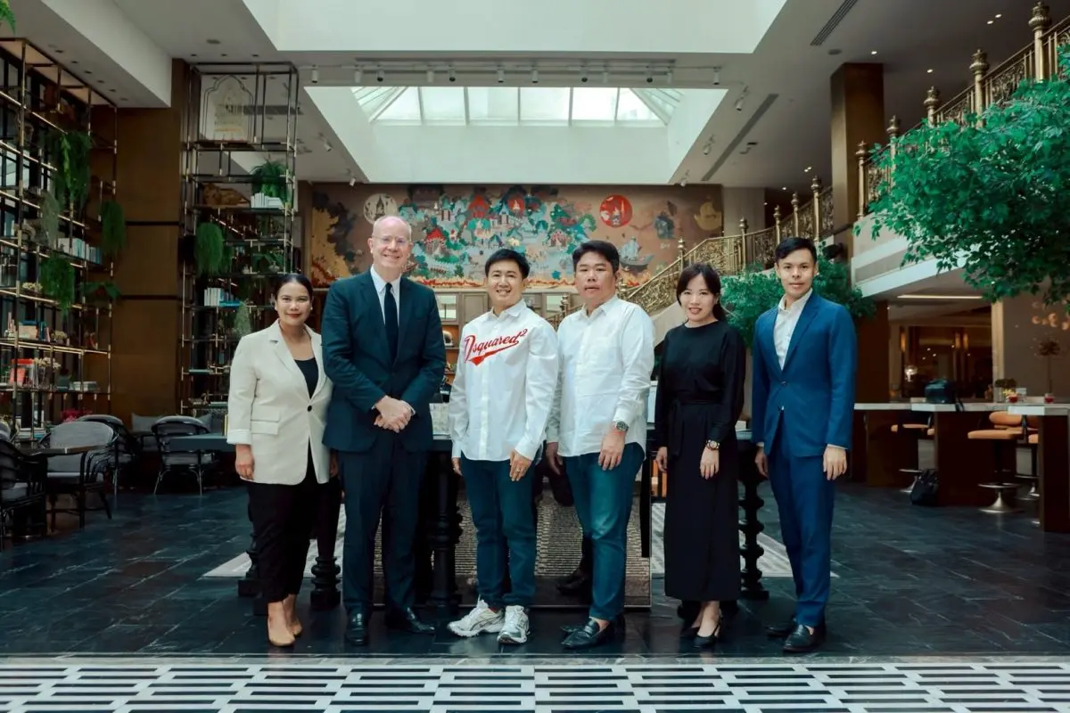 โรงแรมมณเฑียร สุรวงศ์ กรุงเทพฯ นำโดย มร.แกรนท์ ฮิลลี่ (ที่ 2 จากซ้าย) ประธานเจ้าหน้าที่บริหาร ในนาม คอนดูอิท เฮาส์ (Conduit House) บริษัทผู้ดำเนินกิจการ พร้อมตัวแทนผู้บริหารระดับสูงฝ่ายพัฒนาธุรกิจ...