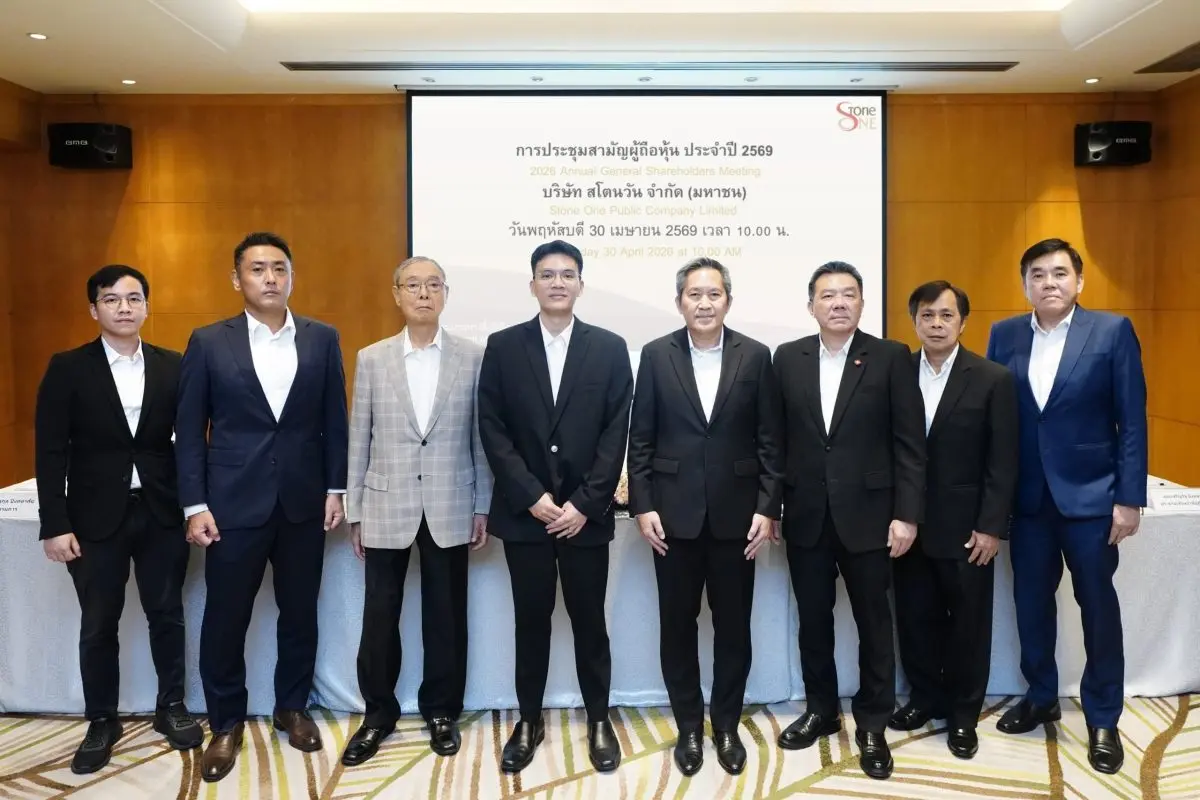 ดร.ปรเมธี วิมลศิริ (ที่ 4 จากขวา) ประธานกรรมการ พร้อมด้วย ดร.จเรรัฐ ปิงคลาศัย (ที่ 3 จากขวา) รองประธานกรรมการ และ นายกฤตนันท์ ปิงคลาศัย (ที่ 5 จากขวา) ประธานเจ้าหน้าที่บริหาร และคณะกรรมการ...