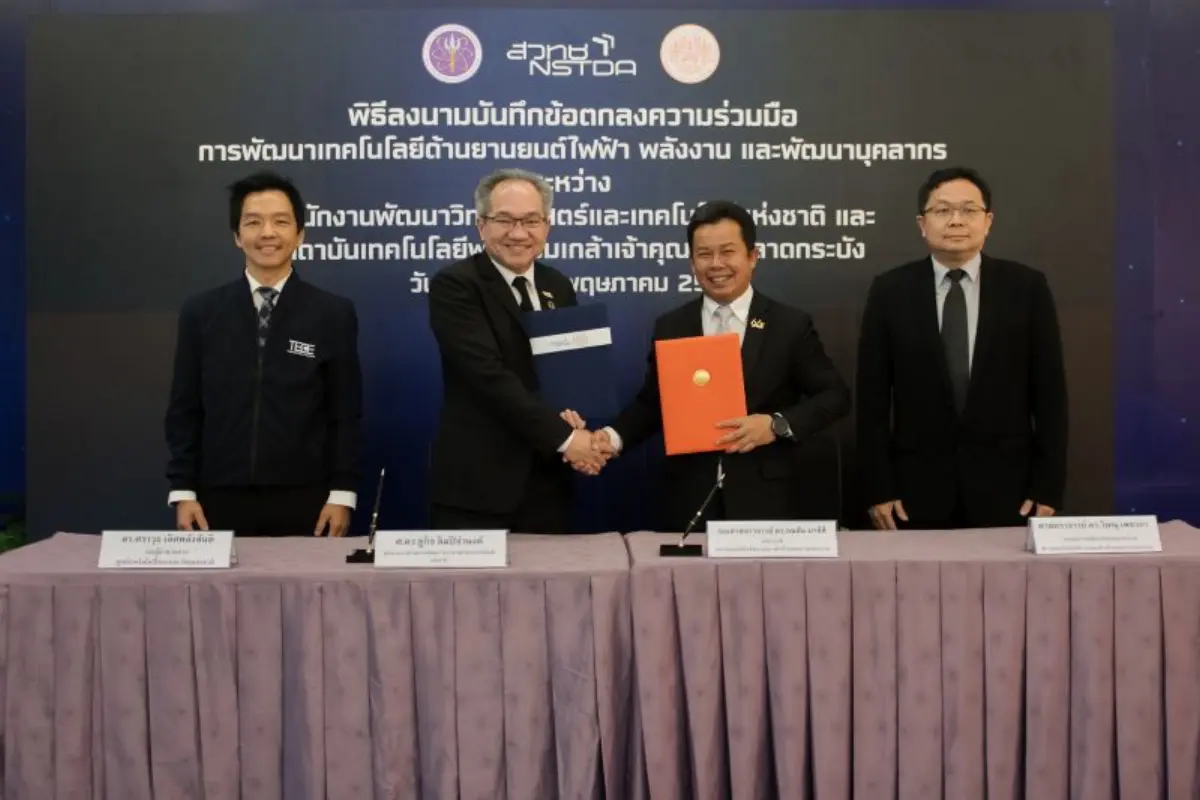 ศาสตราจารย์ ดร.ชูกิจ ลิมปิจำนงค์ ผู้อำนวยการสำนักงานพัฒนาวิทยาศาสตร์และเทคโนโลยีแห่งชาติ (สวทช.) พร้อมด้วย รองศาสตราจารย์ ดร.คมสัน มาลีสี อธิการบดีสถาบันเทคโนโลยีพระจอมเกล้า...