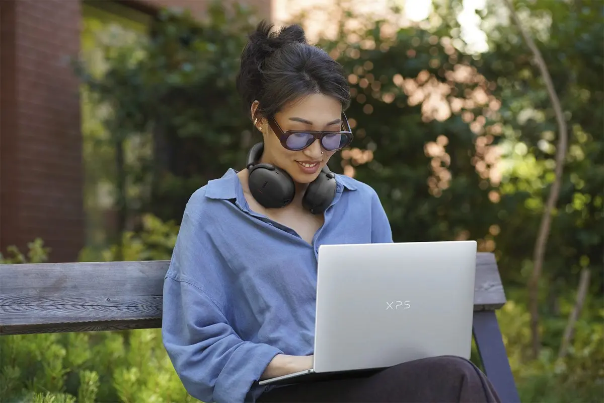 สำหรับนักเรียน และคนทำงานรุ่นใหม่ที่ต้องการจัดเต็มความพรีเมียม พบกับ XPS ที่เข้าถึงง่ายที่สุดเท่าที่เคยมีมา ด้วยน้ำหนักเบาแค่เพียง 1 กิโลกรัม ทำให้ XPS 13 เป็นแล็ปท็อปในตระกูล XPS ที่ให้ดีไซน์บาง...