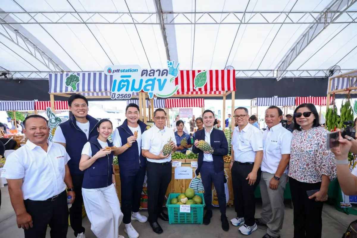นายเอกนัฏ พร้อมพันธุ์ รัฐมนตรีว่าการกระทรวงพลังงาน พร้อมด้วย หม่อมหลวงปีกทอง ทองใหญ่ ประธานเจ้าหน้าที่บริหาร และ นายสุชาติ ระมาศ ผู้อำนวยการใหญ่ บริษัท ปตท. น้ำมันและการค้าปลีก จำกัด (มหาชน) (OR...