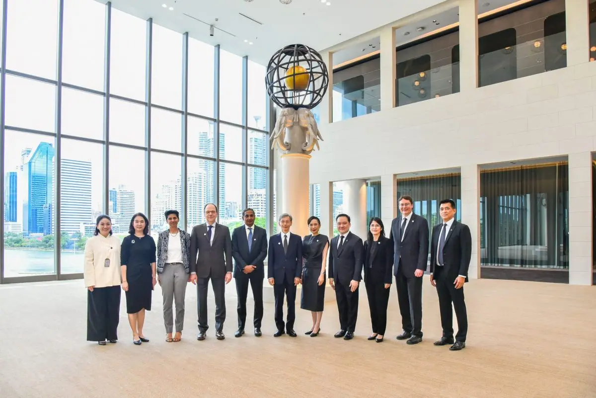 คุณปณต สิริวัฒนภักดี (ที่ 8 จากซ้าย) ประธานกรรมการบริหาร ศูนย์การประชุมแห่งชาติสิริกิติ์ ให้การต้อนรับ มร. เคนจิ โอกามูระ (ที่ 6 จากซ้าย) รองกรรมการจัดการ กองทุนการเงินระหว่างประเทศ (IMF...