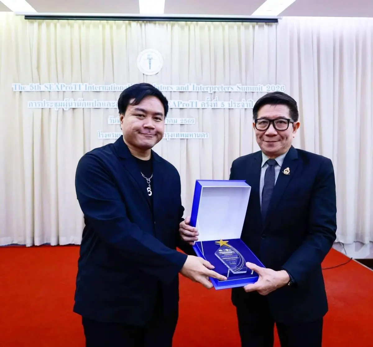 3 มิถุนายน 2569, กรุงเทพมหานคร – วงการแปลสื่อโสตทัศน์ของไทยได้รับข่าวดีครั้งสำคัญ เมื่อ คุณเอกภพ ผาวงษ์ นักแปลคำบรรยาย (Subtitler) สำหรับแพลตฟอร์มสตรีมมิง ผู้ก่อตั้งเพจ “ซับจรกา” ...