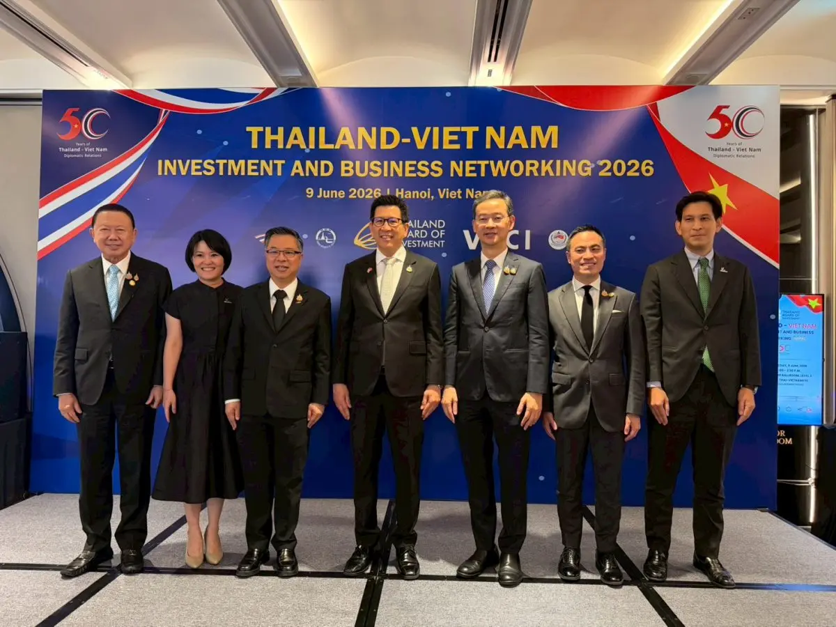 นายสราวุฒิ อยู่วิทยา ประธานเจ้าหน้าที่บริหาร กลุ่มธุรกิจ TCP (แถวยืนที่ 5 จากขวา) ร่วมเดินทางกับคณะผู้แทนภาคธุรกิจไทย ในโอกาสที่คณะของ นายอนุทิน ชาญวีรกูล นายกรัฐมนตรีและรัฐมนตรีว่าการกระทรวงมหาด...
